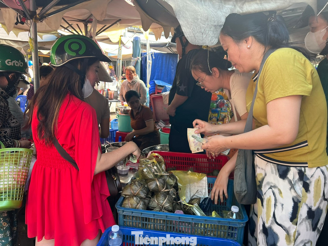 Trong ngày này, các loại chè, cơm rượu cũng tấp nập khách, giá từ 50.000 đồng/hộp