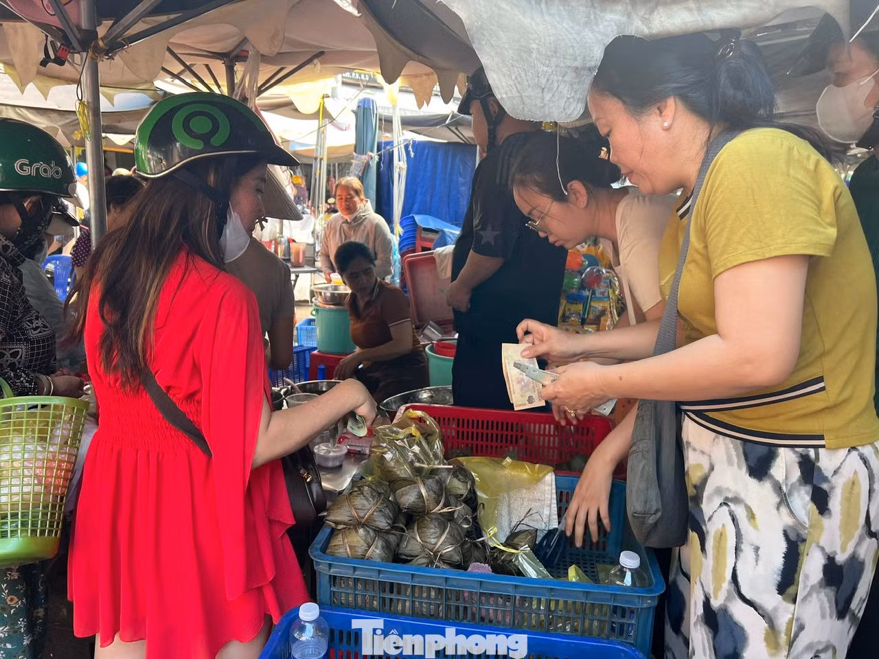 Trong ngày này, các loại chè, cơm rượu cũng tấp nập khách, giá từ 50.000 đồng/hộp