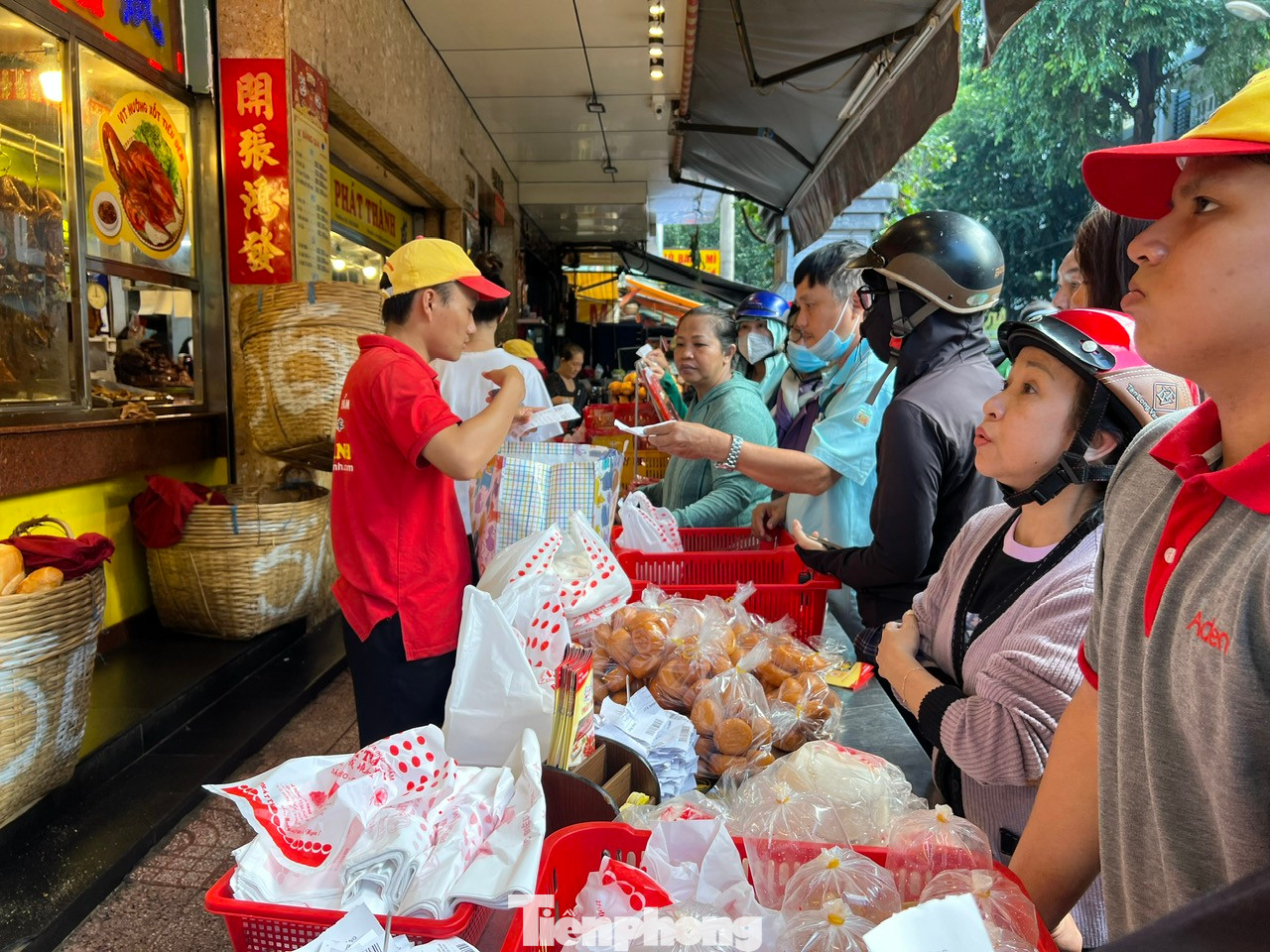 Khu vực chờ giao hàng đông nghịt khách