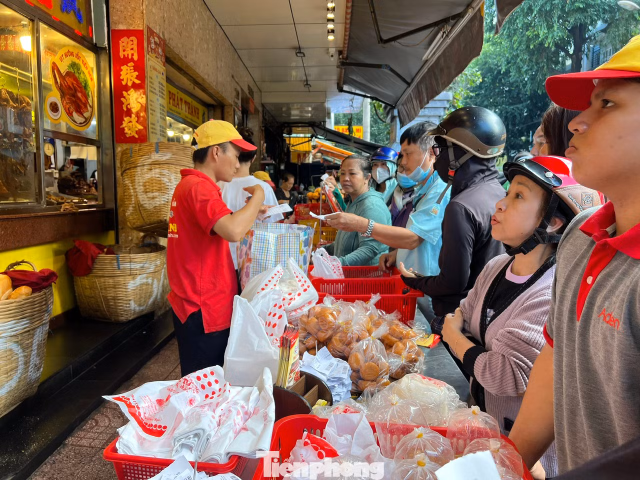 Khu vực chờ giao hàng đông nghịt khách