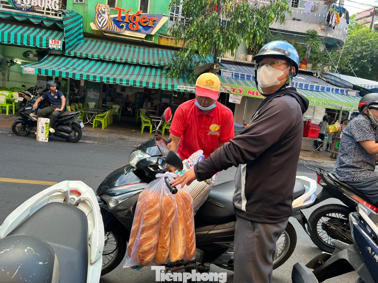 Một vị khách thở phào vì đã mua xong đồ cúng Tết Đoan Ngọ