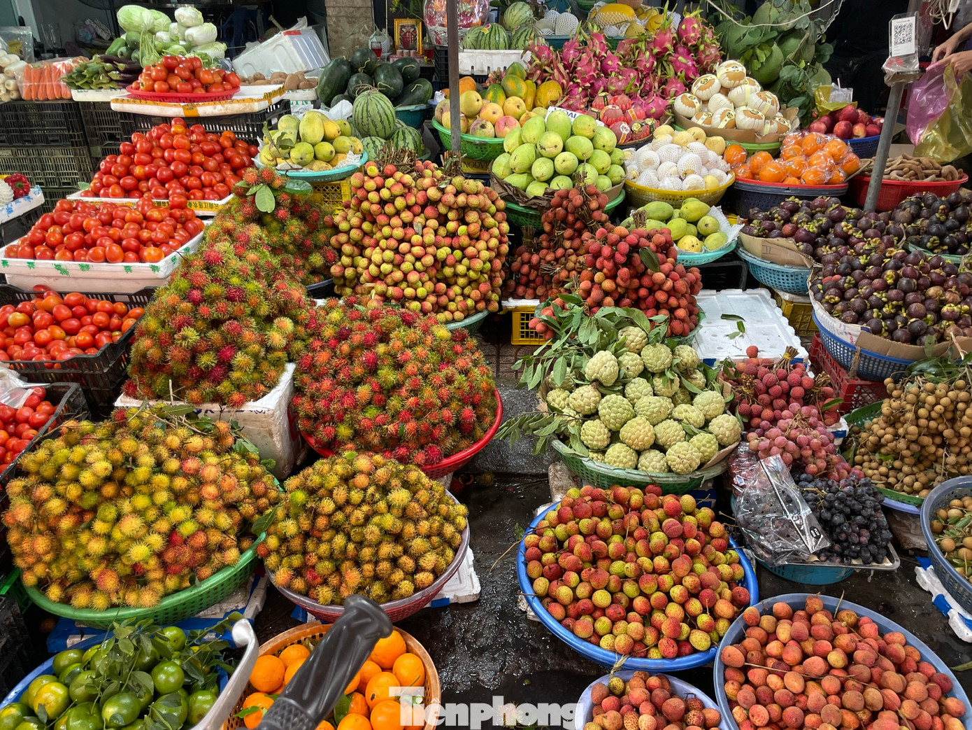 Những loại trái cây có màu đỏ, vàng được ưa chuộng dịp này. Các loại chôm chôm có giá 50.000 đồng/kg, cam vàng từ 45.000 đồng/kg, mãng cầu 50.000 đồng/kg, vải thiều 60.000 đồng/kg...