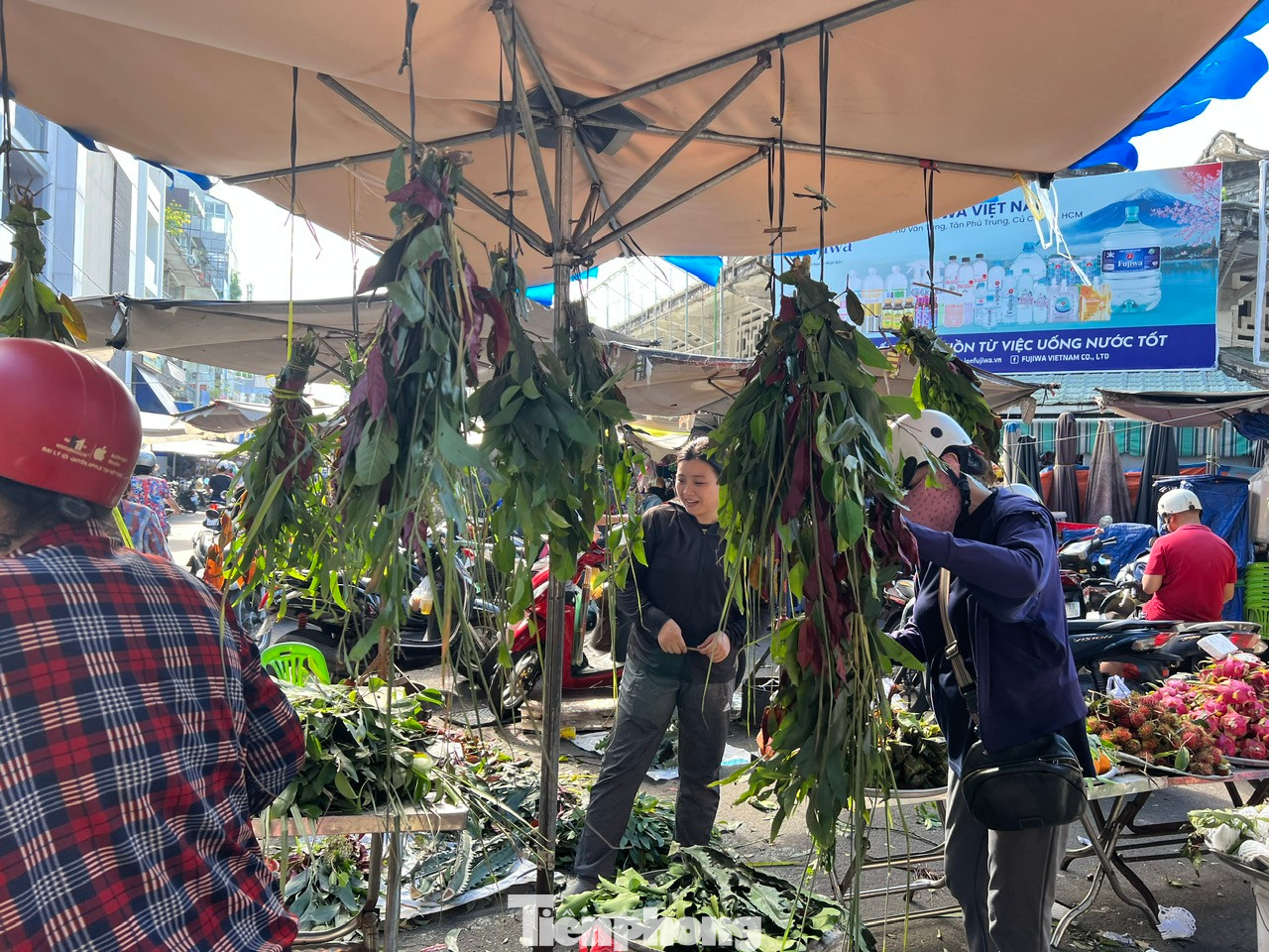 Lá xông có giá chỉ 10.000 đồng/bó, gồm xương rồng, lá khuynh diệp... Người dân thường treo lá xông trước cửa nhà với niềm tin xua đuổi những điều dữ, mang lại điều lành và bình an cho gia đình.