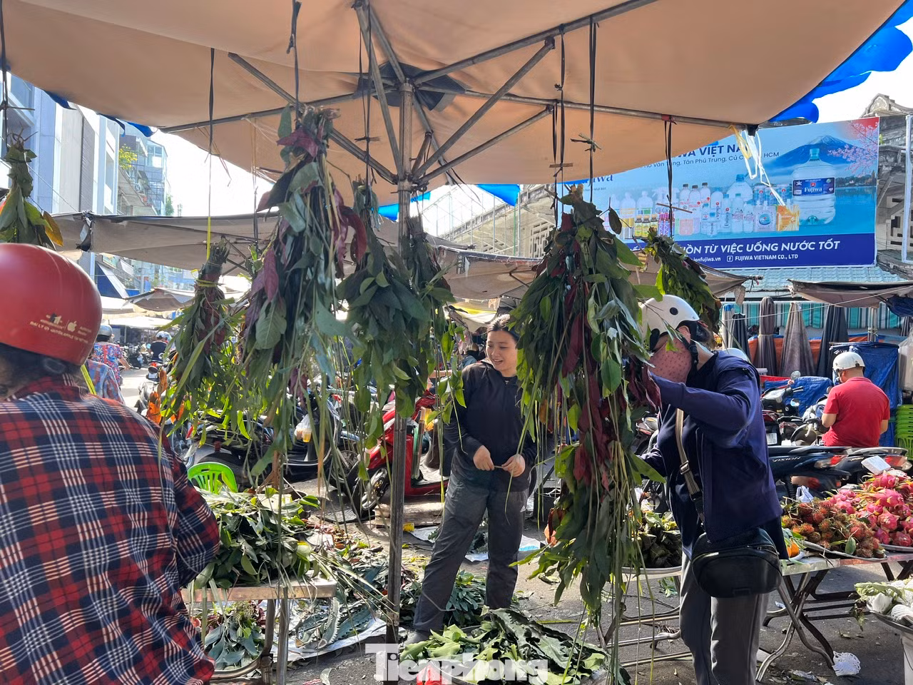 Lá xông có giá chỉ 10.000 đồng/bó, gồm xương rồng, lá khuynh diệp... Người dân thường treo lá xông trước cửa nhà với niềm tin xua đuổi những điều dữ, mang lại điều lành và bình an cho gia đình.