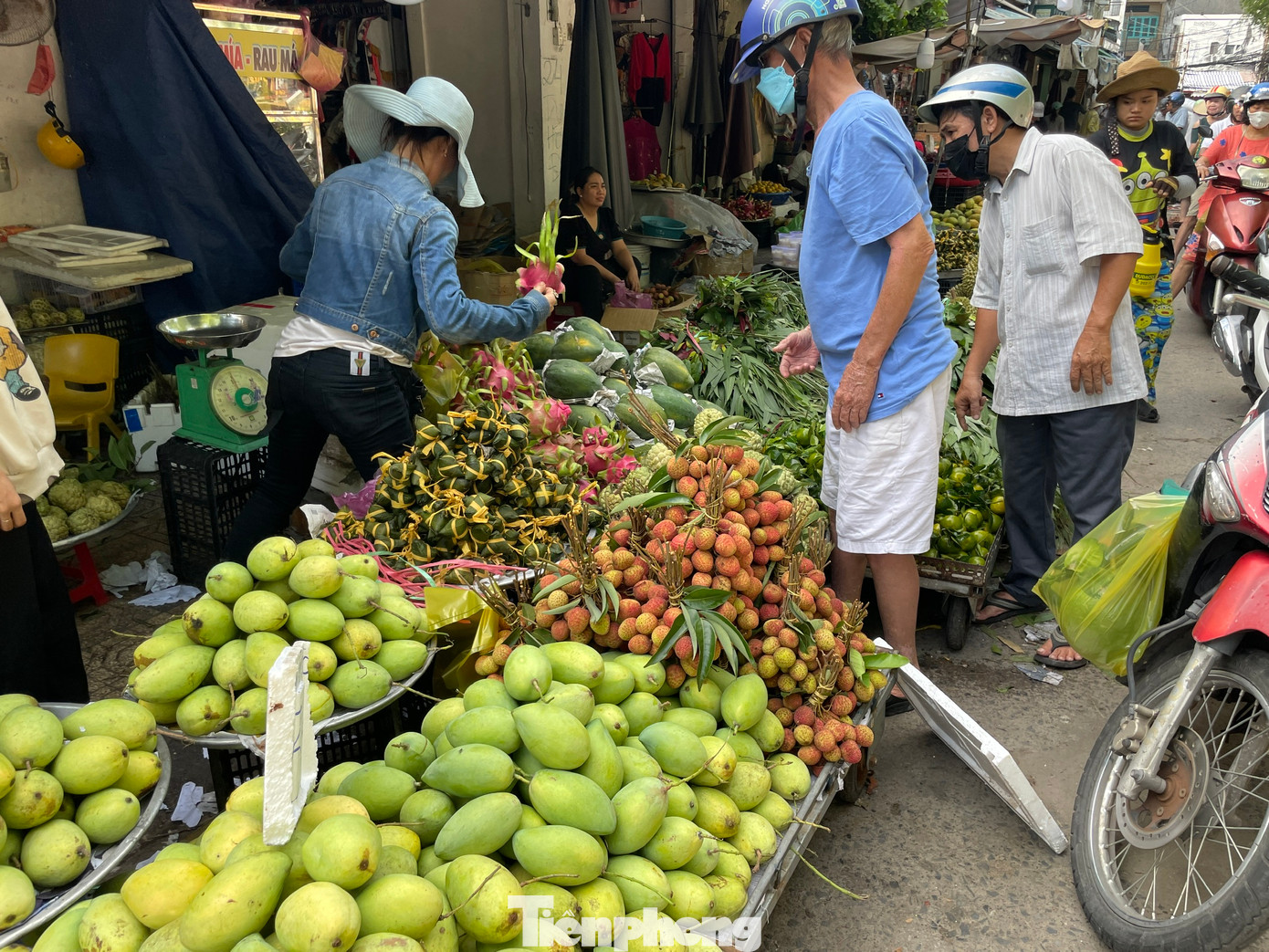 Trái cây trong ngày này tăng giá nhiều nhất, từ 10.000 - 20.000 đồng/kg. "Chúng tôi nhập trái cây là hàng mới nhất, tươi ngon nhất nên giá cả có tăng hơn so với ngày thường" - một tiểu thương chợ Bà Chiểu (quận Bình Thạnh) cho biết.