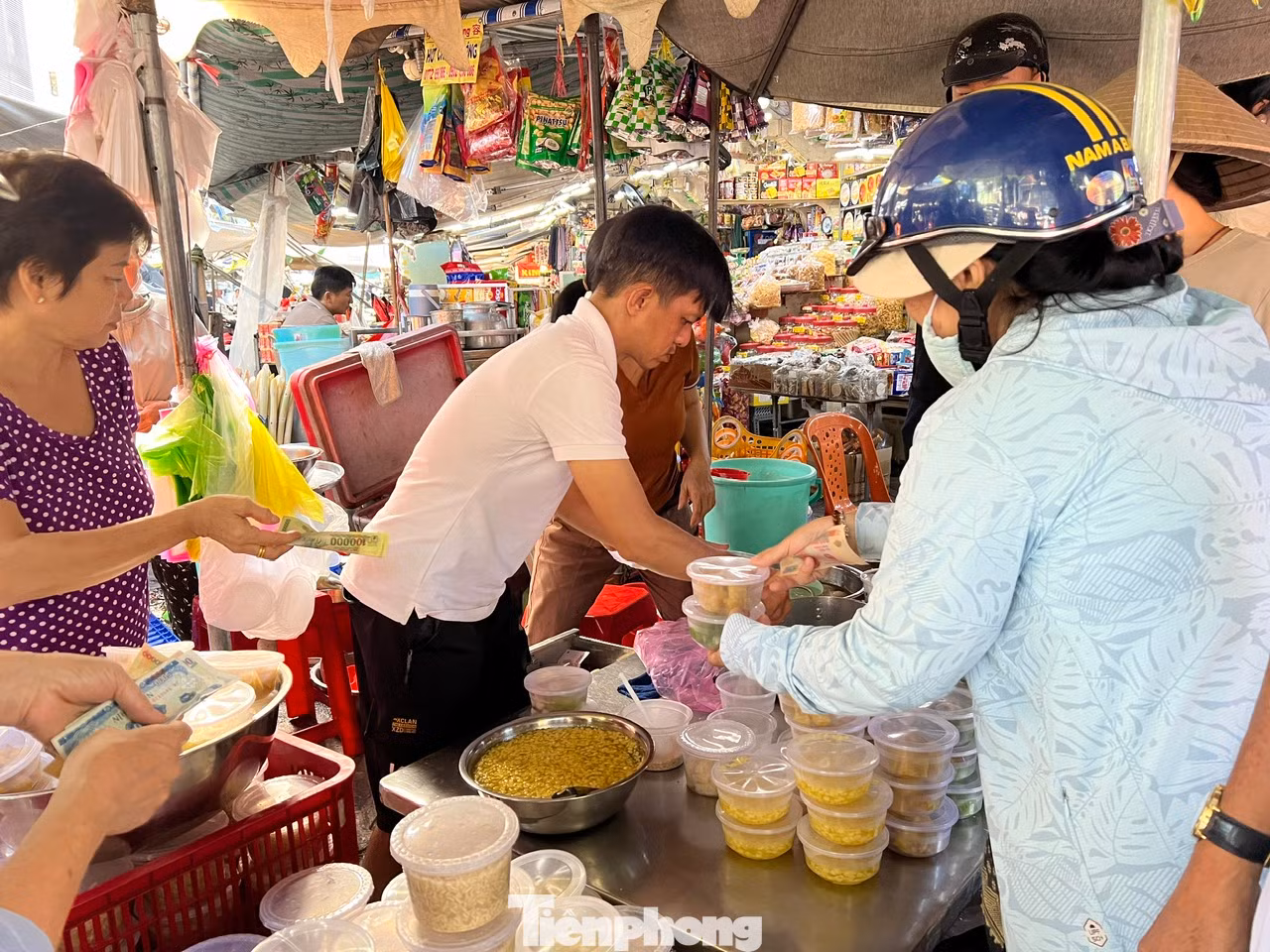 Trong ngày này, các loại chè, cơm rượu cũng tấp nập khách, giá từ 50.000 đồng/hộp