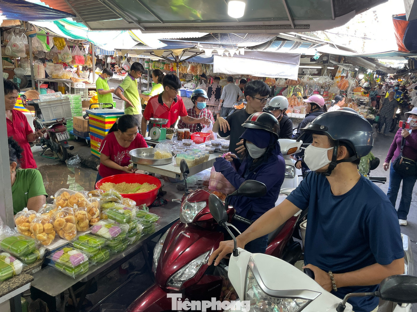Ngày 31/5 (mùng 5 tháng 5 âm lịch) là ngày Tết Đoan Ngọ, còn gọi là Tết diệt sâu bọ hoặc Tết nửa năm, tại nhiều chợ truyền thống ở TPHCM đã tấp nập từ sáng sớm.
