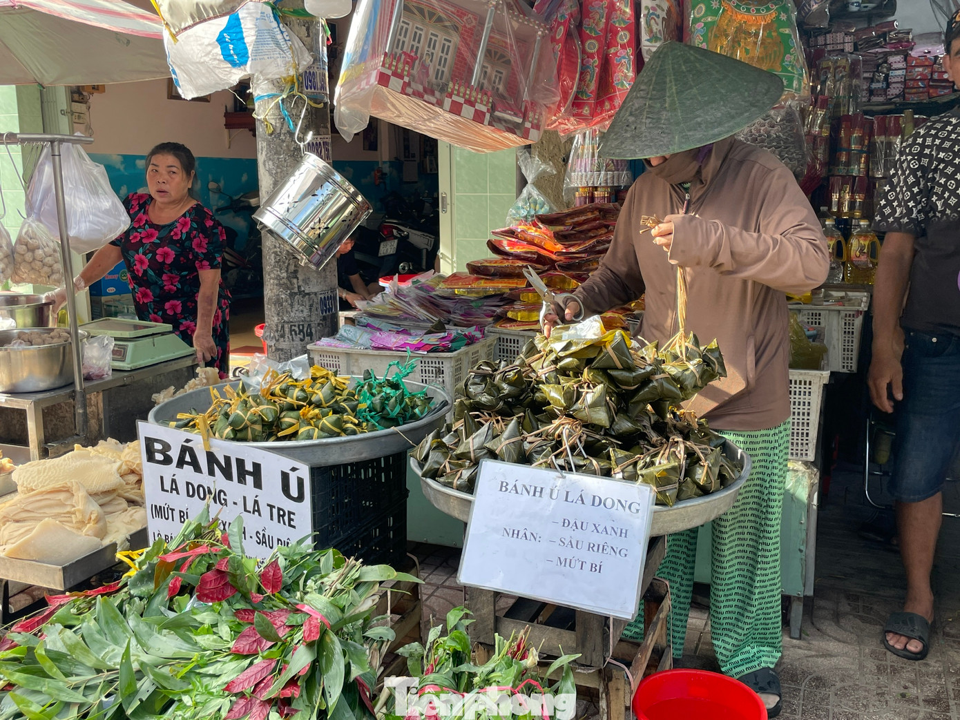 Dịp này, người dân bày bán các loại bánh ú lá tre, lá xông... là những món không thể thiếu trong dịp Tết Đoan Ngọ