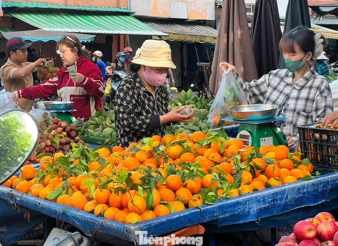 Những loại trái cây có màu đỏ, vàng được ưa chuộng dịp này. Các loại chôm chôm có giá 50.000 đồng/kg, cam vàng từ 45.000 đồng/kg, mãng cầu 50.000 đồng/kg, vải thiều 60.000 đồng/kg...
