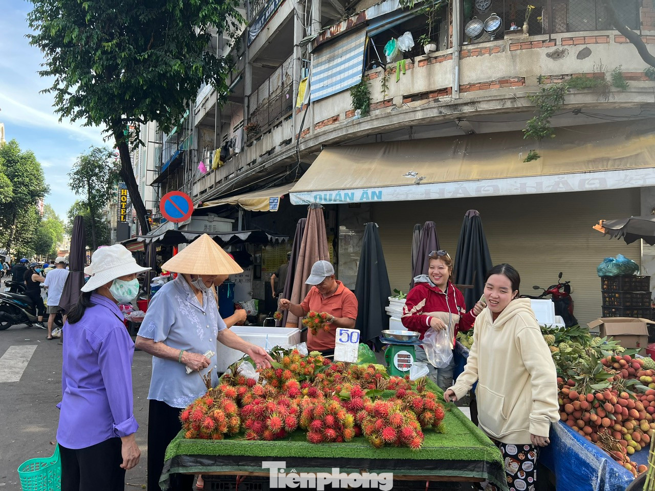 Những loại trái cây có màu đỏ, vàng được ưa chuộng dịp này. Các loại chôm chôm có giá 50.000 đồng/kg, cam vàng từ 45.000 đồng/kg, mãng cầu 50.000 đồng/kg, vải thiều 60.000 đồng/kg...