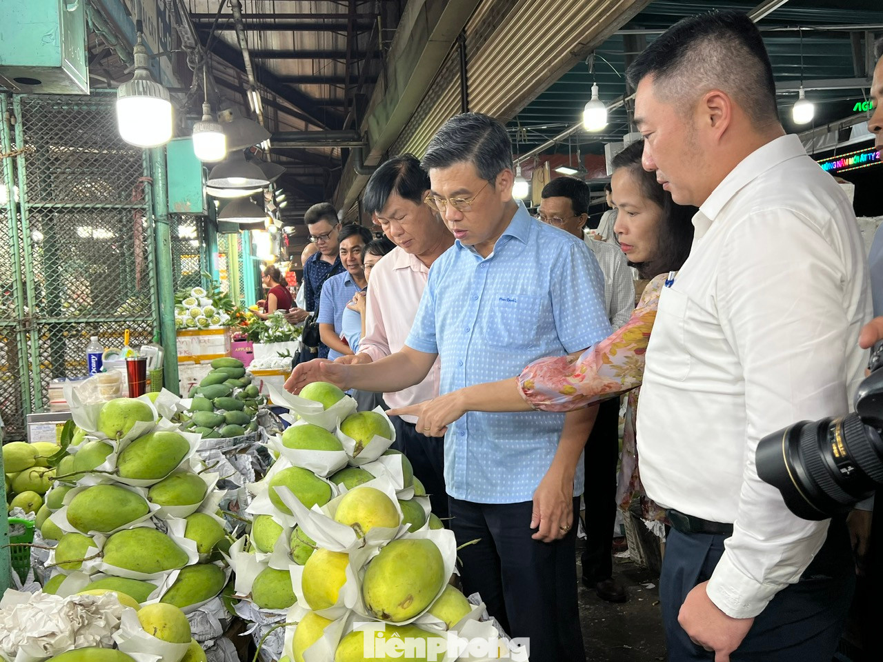 Hàng Tết tại chợ đầu mối rất dồi dào, giá cả ổn định. Bắt đầu từ 25 đến 29 tháng Chạp, sản lượng hàng về chợ có thể tăng gấp đôi so với ngày thường