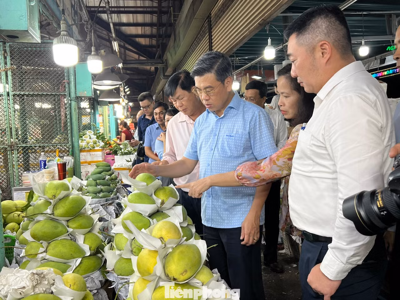 Hàng Tết tại chợ đầu mối rất dồi dào, giá cả ổn định. Bắt đầu từ 25 đến 29 tháng Chạp, sản lượng hàng về chợ có thể tăng gấp đôi so với ngày thường