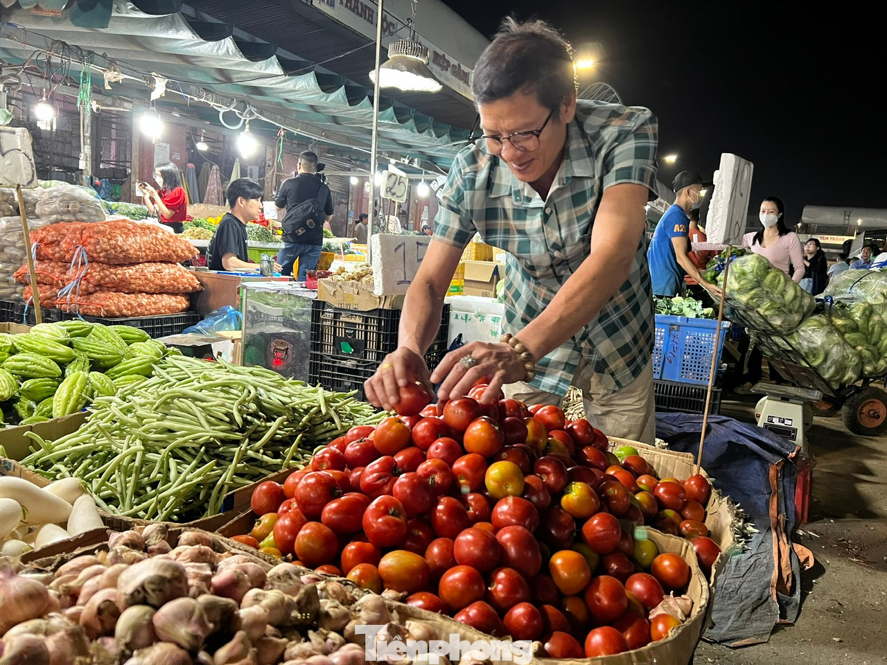 Tiểu thương chợ đầu mối nói rằng, hiện sản lượng hàng Tết về chợ đã tăng nhưng sức mua lại giảm hơn 30%. Nguyên nhân một phần do chợ tự phát xung quanh khiến khách hàng không cần vào chợ mà vẫn mua được hàng.