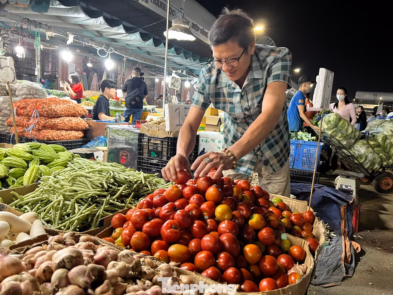 Tiểu thương chợ đầu mối nói rằng, hiện sản lượng hàng Tết về chợ đã tăng nhưng sức mua lại giảm hơn 30%. Nguyên nhân một phần do chợ tự phát xung quanh khiến khách hàng không cần vào chợ mà vẫn mua được hàng.