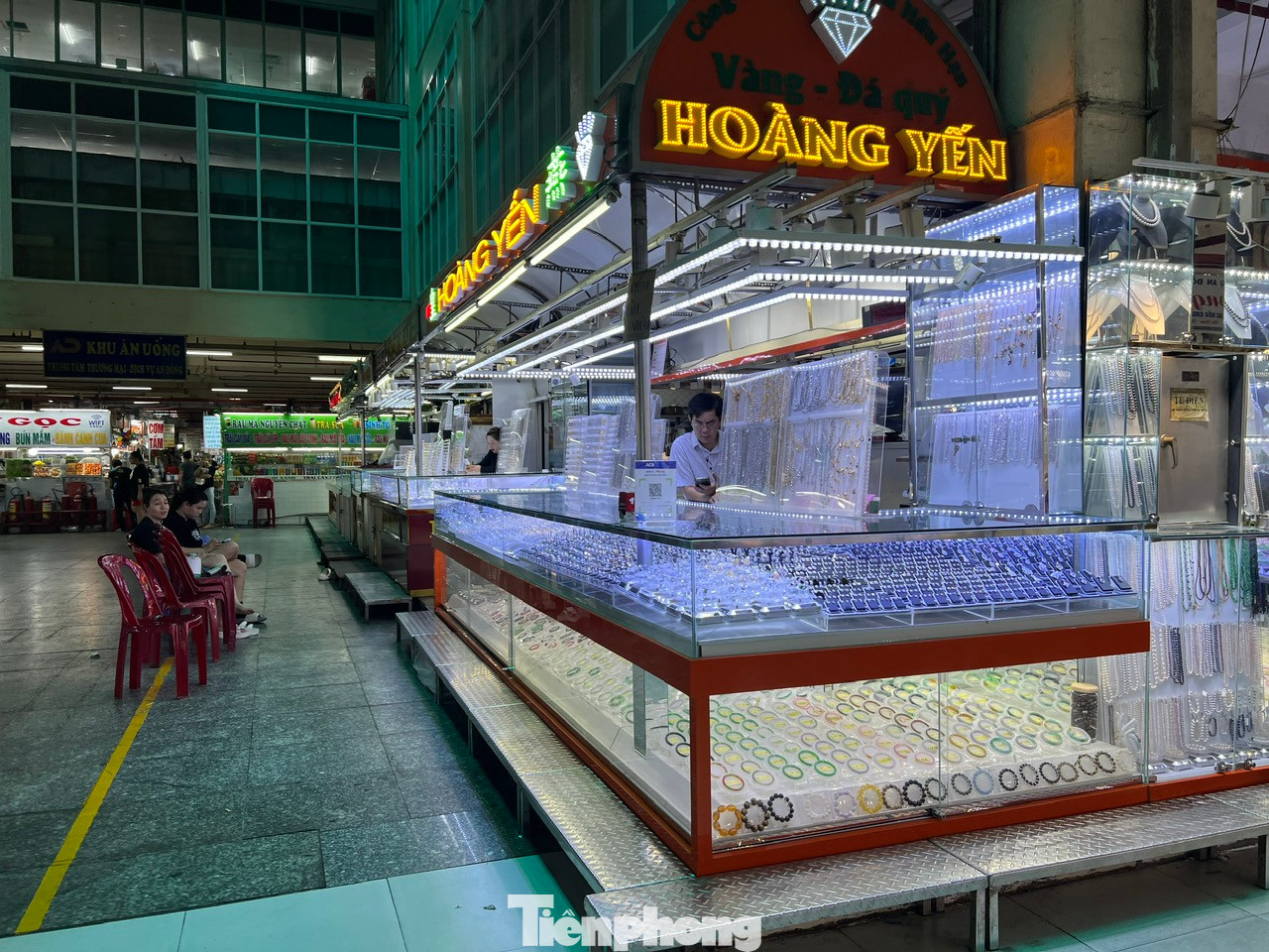 Một số chợ dân sinh hoạt động không hiệu quả tại TPHCM có thể được chuyển đổi thành siêu thị, siêu thị kết hợp với chợ, hoặc có thể chuyển đổi thành chợ phiên, chợ bán các sản phẩm đặc thù, chuyên biệt... Đồng thời, Sở Công Thương sẽ đề xuất UBND TPHCM có những chính sách cụ thể hỗ trợ tiểu thương vượt khó thông qua ưu đãi thuế, cho vay vốn, tập huấn kỹ năng bán hàng online… Một số chợ dân sinh hoạt động không hiệu quả tại TPHCM có thể được chuyển đổi thành siêu thị, siêu thị kết hợp với chợ, hoặc có thể chuyển đổi thành chợ phiên, chợ bán các sản phẩm đặc thù, chuyên biệt... Đồng thời, Sở Công Thương sẽ đề xuất UBND TPHCM có những chính sách cụ thể hỗ trợ tiểu thương vượt khó thông qua ưu đãi thuế, cho vay vốn, tập huấn kỹ năng bán hàng online…