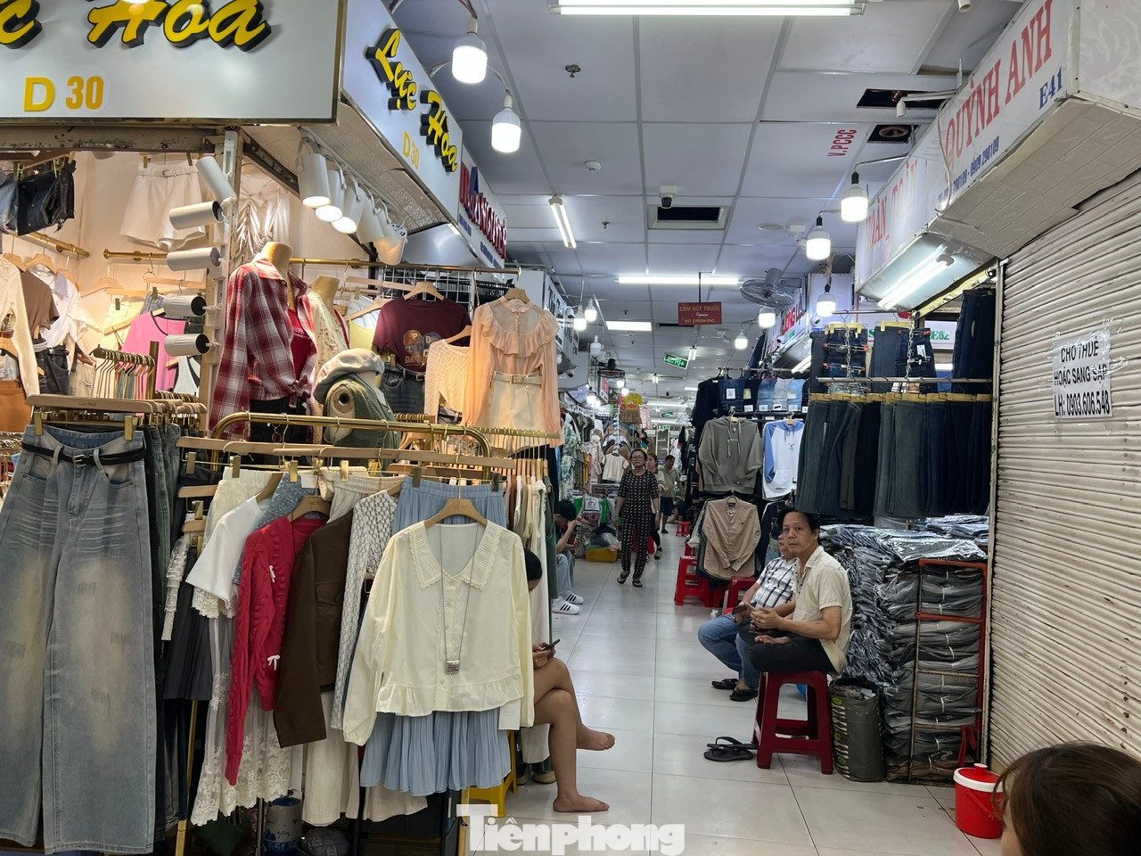 Đồ đẹp, giá tốt nhưng chợ An Đông hiện nay luôn trong tình trạng thưa vắng người mua. Tiểu thương dọn hàng, sau đó ngồi lướt điện thoại hoặc tám chuyện cho hết ngày Đồ đẹp, giá tốt nhưng chợ An Đông hiện nay luôn trong tình trạng thưa vắng người mua. Tiểu thương dọn hàng, sau đó ngồi lướt điện thoại hoặc tám chuyện cho hết ngày