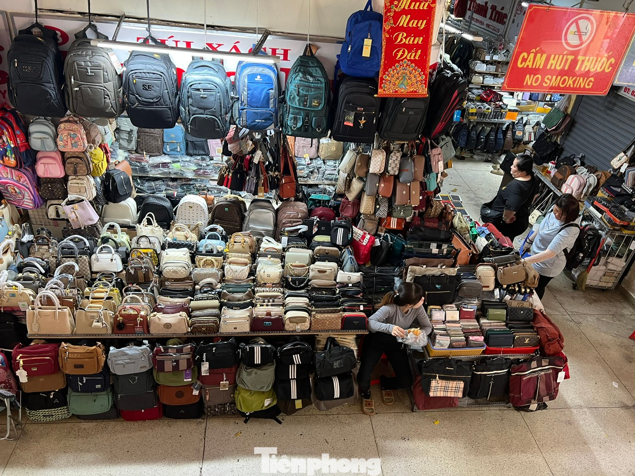 Quầy túi xách đủ mẫu mã, đa số hàng do các doanh nghiệp trong nước sản xuất, giá từ 50.000 - 300.000 - 500.000 đồng/cái (tùy loại). Khách đến xem hàng nhiều hơn người chọn mua. Quầy túi xách đủ mẫu mã, đa số hàng do các doanh nghiệp trong nước sản xuất, giá từ 50.000 - 300.000 - 500.000 đồng/cái (tùy loại). Khách đến xem hàng nhiều hơn người chọn mua.