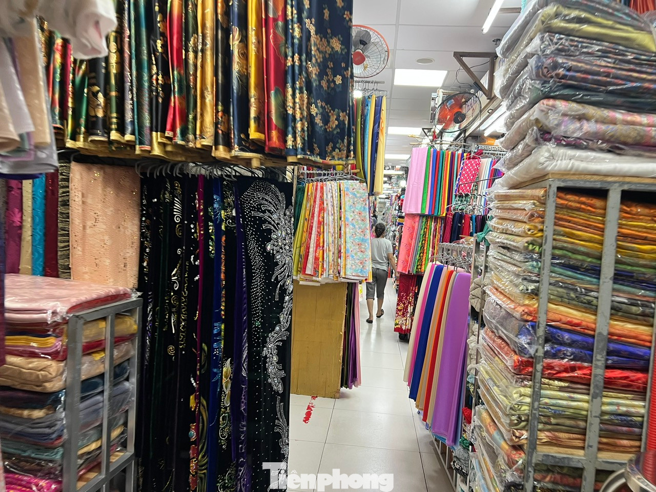 Sạp hàng vải áo dài còn đìu hiu hơn. "Bây giờ người ta mua áo dài may sẵn bày bán đầy trên mạng, giá chỉ khoảng 200.000 đồng/bộ. Nếu may một bộ áo dài, chỉ tính riêng tiền vải đã khoảng 300.000 - 400.000 đồng. Vì vậy, khách không chuộng may đo nữa. Có khi ngồi cả ngày không bán được xấp vải nào" - chị Thủy (tiểu thương chợ An Đông) cho biết. Sạp hàng vải áo dài còn đìu hiu hơn. "Bây giờ người ta mua áo dài may sẵn bày bán đầy trên mạng, giá chỉ khoảng 200.000 đồng/bộ. Nếu may một bộ áo dài, chỉ tính riêng tiền vải đã khoảng 300.000 - 400.000 đồng. Vì vậy, khách không chuộng may đo nữa. Có khi ngồi cả ngày không bán được xấp vải nào" - chị Thủy (tiểu thương chợ An Đông) cho biết.