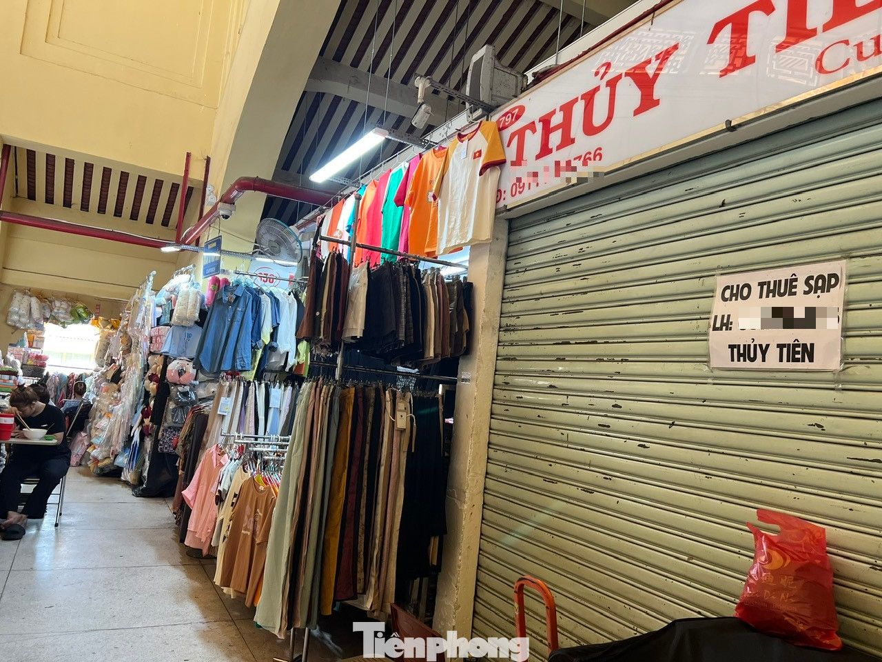 Kinh doanh ế ẩm, nhiều tiểu thương không trụ nổi đã đóng sạp nghỉ bán, treo bảng cho thuê - sang sạp hàng loạt. Nhưng nhiều nơi đã treo bảng cả năm vẫn không có người hỏi. Kinh doanh ế ẩm, nhiều tiểu thương không trụ nổi đã đóng sạp nghỉ bán, treo bảng cho thuê - sang sạp hàng loạt. Nhưng nhiều nơi đã treo bảng cả năm vẫn không có người hỏi.