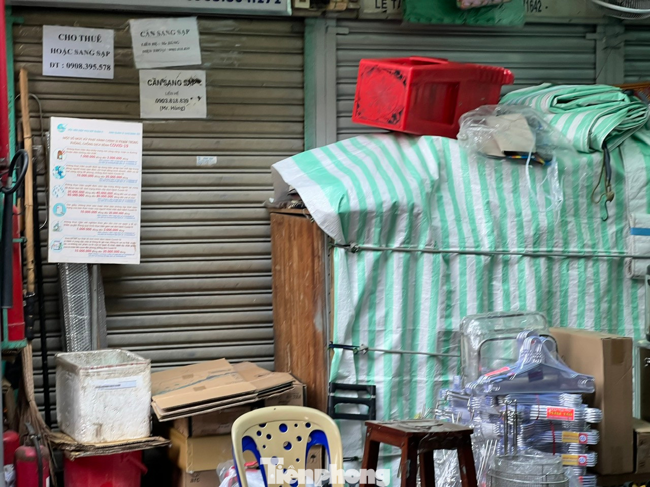 Kinh doanh ế ẩm, nhiều tiểu thương không trụ nổi đã đóng sạp nghỉ bán, treo bảng cho thuê - sang sạp hàng loạt. Nhưng nhiều nơi đã treo bảng cả năm vẫn không có người hỏi. Kinh doanh ế ẩm, nhiều tiểu thương không trụ nổi đã đóng sạp nghỉ bán, treo bảng cho thuê - sang sạp hàng loạt. Nhưng nhiều nơi đã treo bảng cả năm vẫn không có người hỏi.