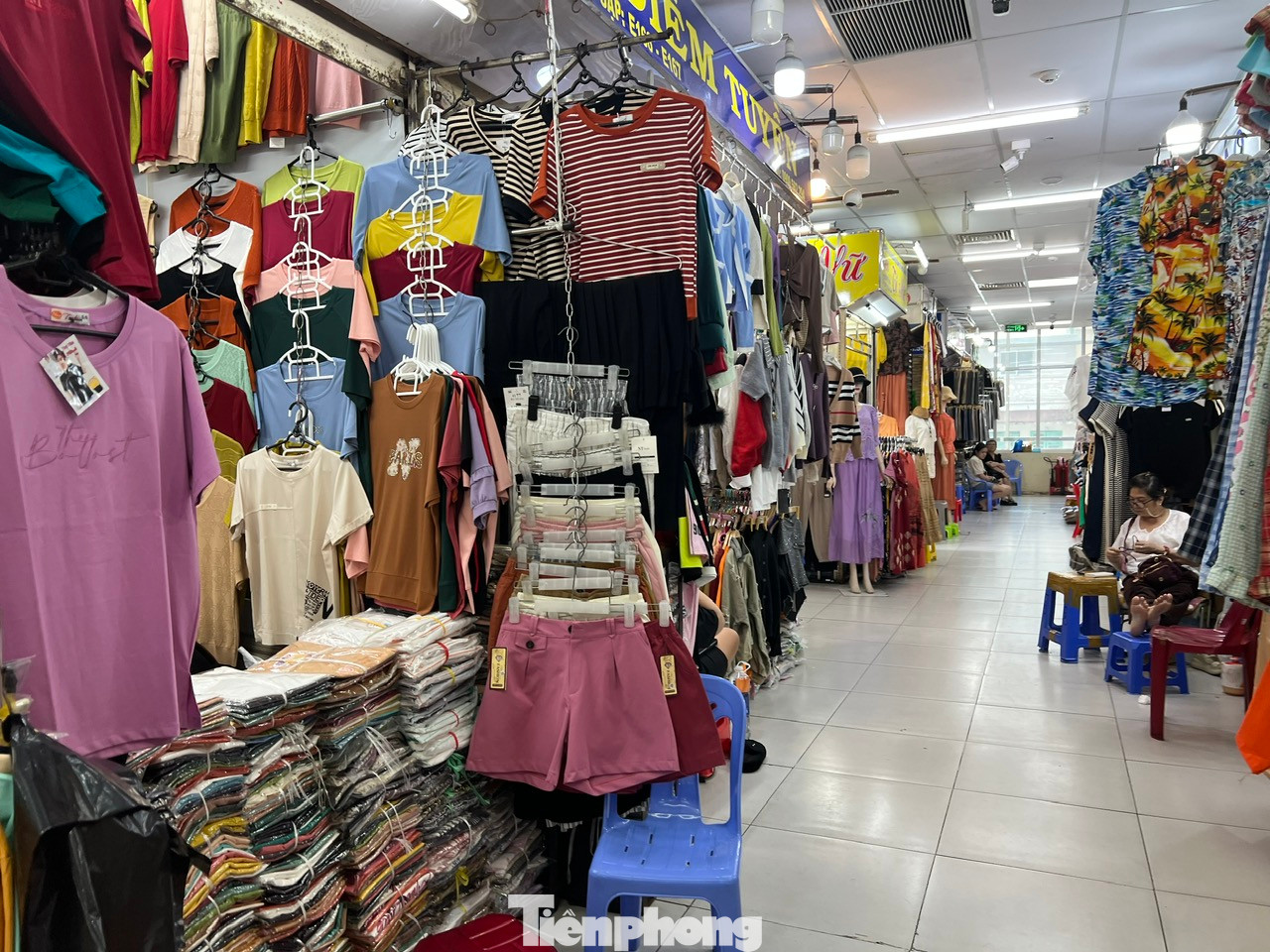 Chợ sạch đẹp, lắp máy lạnh mát rượi... nhưng không còn nhộn nhịp như trước đây. Khi hỏi đến sức mua, nhiều tiểu thương lắc đầu: "Ế lắm nên cũng không muốn than thở nữa, càng lúc càng vắng khách hơn. Bây giờ bán được tới đâu thì bán". Chợ sạch đẹp, lắp máy lạnh mát rượi... nhưng không còn nhộn nhịp như trước đây. Khi hỏi đến sức mua, nhiều tiểu thương lắc đầu: "Ế lắm nên cũng không muốn than thở nữa, càng lúc càng vắng khách hơn. Bây giờ bán được tới đâu thì bán".