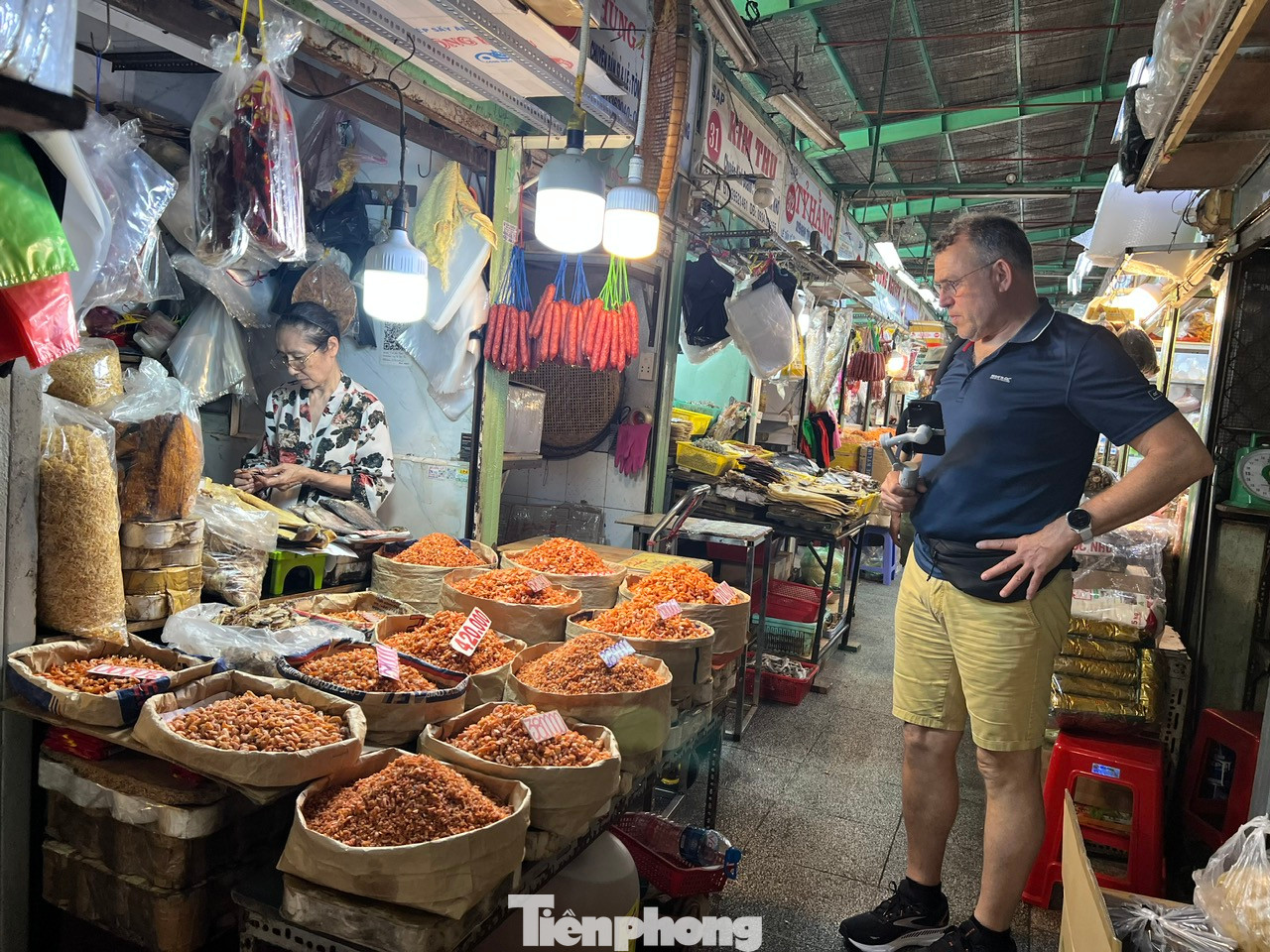 Du khách nước ngoài đến chợ truyền thống ở TPHCM còn quay clip, chụp ảnh với các quầy hàng đặc sản Việt Nam Du khách nước ngoài đến chợ truyền thống ở TPHCM còn quay clip, chụp ảnh với các quầy hàng đặc sản Việt Nam