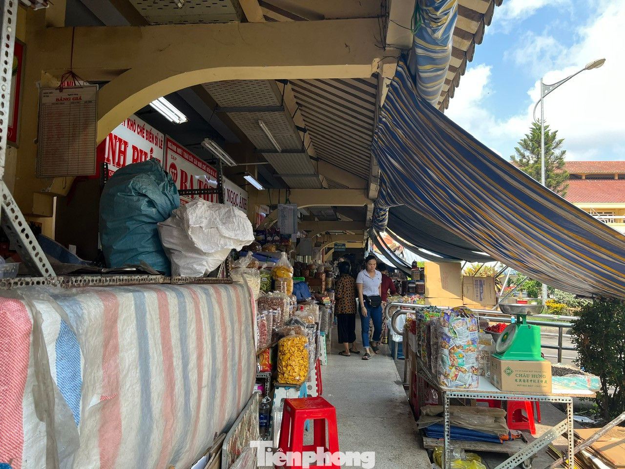 Chợ Bình Tây (quận 6), khu chợ chuyên cung cấp sỉ các loại bánh kẹo đi khắp các tỉnh, thành. Tiểu thương thường tận dụng ngày cuối tuần để bán hàng vì người dân được nghỉ làm và tranh thủ đi chợ mua sắm. Tuy nhiên, nhiều quầy hàng đóng sạp vì cuối tuần người dân không còn đi chợ nhiều như trước. Chợ Bình Tây (quận 6), khu chợ chuyên cung cấp sỉ các loại bánh kẹo đi khắp các tỉnh, thành. Tiểu thương thường tận dụng ngày cuối tuần để bán hàng vì người dân được nghỉ làm và tranh thủ đi chợ mua sắm. Tuy nhiên, nhiều quầy hàng đóng sạp vì cuối tuần người dân không còn đi chợ nhiều như trước.