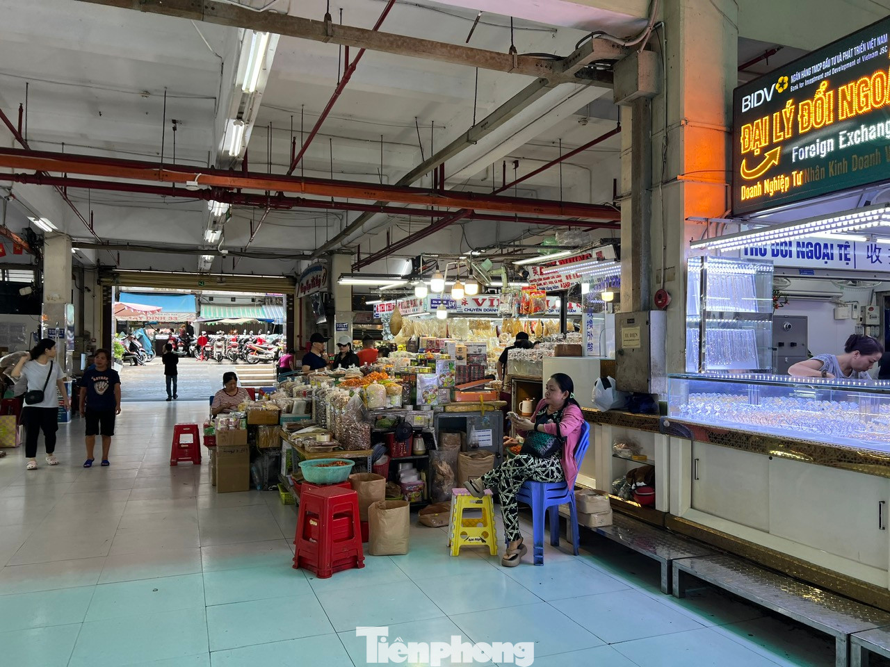 Trước tình hình hiện tại ở các chợ, Sở Công Thương TPHCM cho biết, thành phố đang triển khai thực hiện Nghị định số 60/2024/NĐ-CP về phát triển và quản lý chợ nhằm nâng cao vai trò, chức năng, hiệu quả quản lý nhà nước đối với lĩnh vực chợ trên địa bàn thành phố. Theo đó, TPHCM sẽ xây dựng hệ thống chợ hiện đại, đậm đà bản sắc văn hóa dân tộc, kế thừa và phát huy giá trị di sản kiến trúc truyền thống… Trước tình hình hiện tại ở các chợ, Sở Công Thương TPHCM cho biết, thành phố đang triển khai thực hiện Nghị định số 60/2024/NĐ-CP về phát triển và quản lý chợ nhằm nâng cao vai trò, chức năng, hiệu quả quản lý nhà nước đối với lĩnh vực chợ trên địa bàn thành phố. Theo đó, TPHCM sẽ xây dựng hệ thống chợ hiện đại, đậm đà bản sắc văn hóa dân tộc, kế thừa và phát huy giá trị di sản kiến trúc truyền thống…