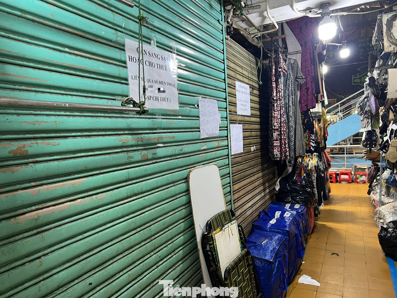 Kinh doanh ế ẩm, nhiều tiểu thương không trụ nổi đã đóng sạp nghỉ bán, treo bảng cho thuê - sang sạp hàng loạt. Nhưng nhiều nơi đã treo bảng cả năm vẫn không có người hỏi. Kinh doanh ế ẩm, nhiều tiểu thương không trụ nổi đã đóng sạp nghỉ bán, treo bảng cho thuê - sang sạp hàng loạt. Nhưng nhiều nơi đã treo bảng cả năm vẫn không có người hỏi.