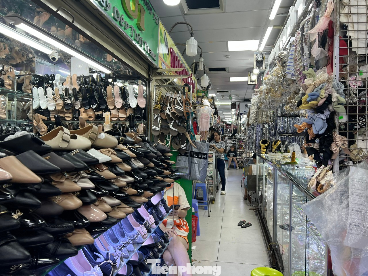 Khu vực kinh doanh giày dép, phụ kiện thời trang tóc bày hàng ê hề nhưng không có khách Khu vực kinh doanh giày dép, phụ kiện thời trang tóc bày hàng ê hề nhưng không có khách