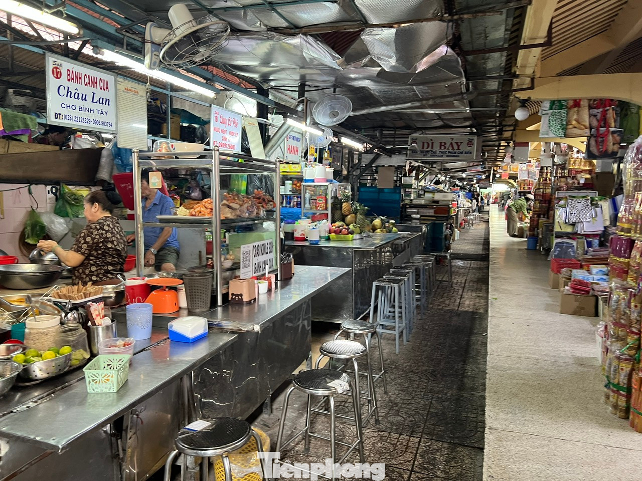 Khu vực ẩm thực cũng vắng người. Khu vực ẩm thực cũng vắng người.