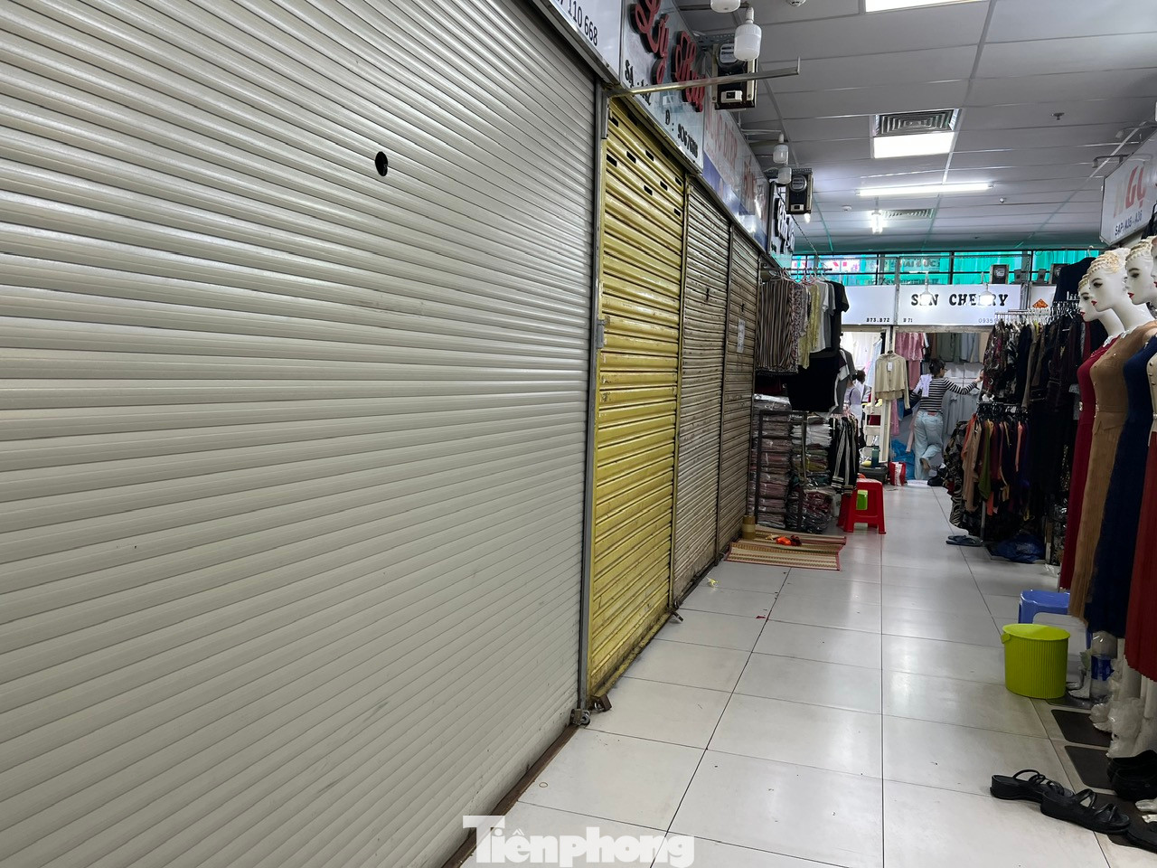 Kinh doanh ế ẩm, nhiều tiểu thương không trụ nổi đã đóng sạp nghỉ bán, treo bảng cho thuê - sang sạp hàng loạt. Nhưng nhiều nơi đã treo bảng cả năm vẫn không có người hỏi. Kinh doanh ế ẩm, nhiều tiểu thương không trụ nổi đã đóng sạp nghỉ bán, treo bảng cho thuê - sang sạp hàng loạt. Nhưng nhiều nơi đã treo bảng cả năm vẫn không có người hỏi.