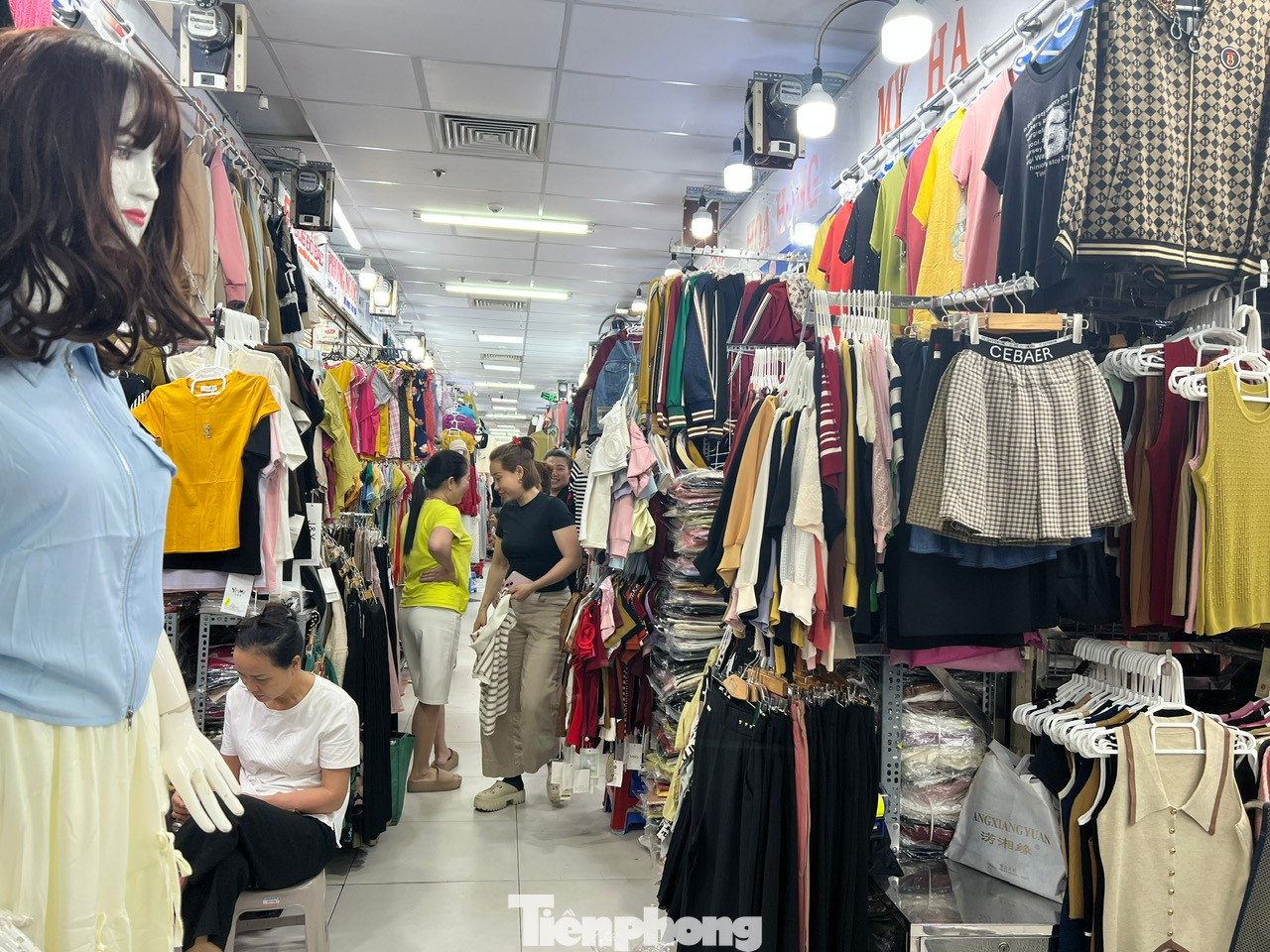 Chợ An Đông (quận 5, TPHCM) từng được xem là vựa hàng thời trang lớn nhất của TPHCM. Nơi đây kinh doanh đủ các mặt hàng từ quần áo, giày dép, túi xách... với giá rất mềm. Đặc biệt tại chợ, tiểu thương không nói thách nên khách dễ mua, nếu khách mua từ 2 - 3 sản phẩm trở lên sẽ được giảm thêm khoảng 10.000 - 20.000 đồng. Chợ An Đông (quận 5, TPHCM) từng được xem là vựa hàng thời trang lớn nhất của TPHCM. Nơi đây kinh doanh đủ các mặt hàng từ quần áo, giày dép, túi xách... với giá rất mềm. Đặc biệt tại chợ, tiểu thương không nói thách nên khách dễ mua, nếu khách mua từ 2 - 3 sản phẩm trở lên sẽ được giảm thêm khoảng 10.000 - 20.000 đồng.