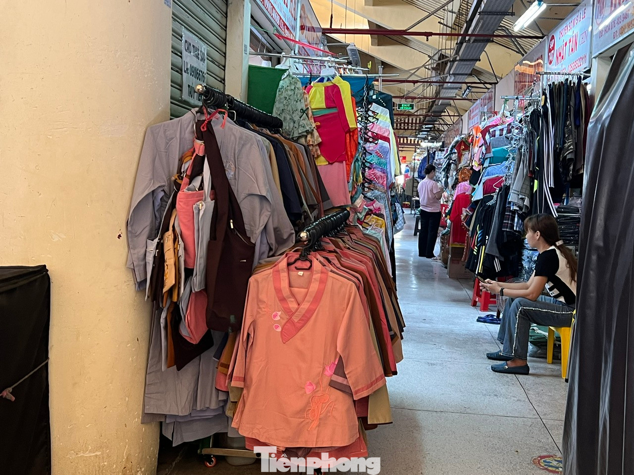 Nhiều chợ truyền thống như Bà Chiểu, Thị Nghè (quận Bình Thạnh), Tân Định (quận 1), Vườn Chuối (quận 3), Hòa Hưng (quận 10)... tiểu thương ngồi buồn tênh. "Bán không ai mua nhưng ngày nào chúng tôi cũng dọn hàng, bởi đây không chỉ là công việc mưu sinh mà còn là tình cảm với chợ. Một ngày không ra chợ, không dọn hàng lại thấy nhớ" - bà Minh (70 tuổi) đã gắn hầu hết cuộc đời mình với chợ bộc bạch. Nhiều chợ truyền thống như Bà Chiểu, Thị Nghè (quận Bình Thạnh), Tân Định (quận 1), Vườn Chuối (quận 3), Hòa Hưng (quận 10)... tiểu thương ngồi buồn tênh. "Bán không ai mua nhưng ngày nào chúng tôi cũng dọn hàng, bởi đây không chỉ là công việc mưu sinh mà còn là tình cảm với chợ. Một ngày không ra chợ, không dọn hàng lại thấy nhớ" - bà Minh (70 tuổi) đã gắn hầu hết cuộc đời mình với chợ bộc bạch.