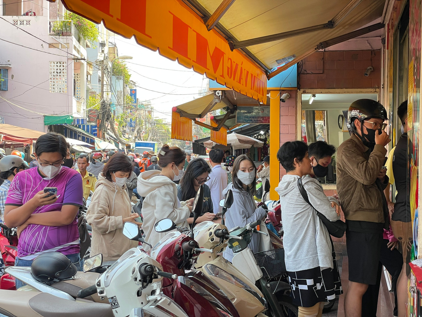 Đội nắng giữa trưa ngày 19/3 chờ mua vàng.