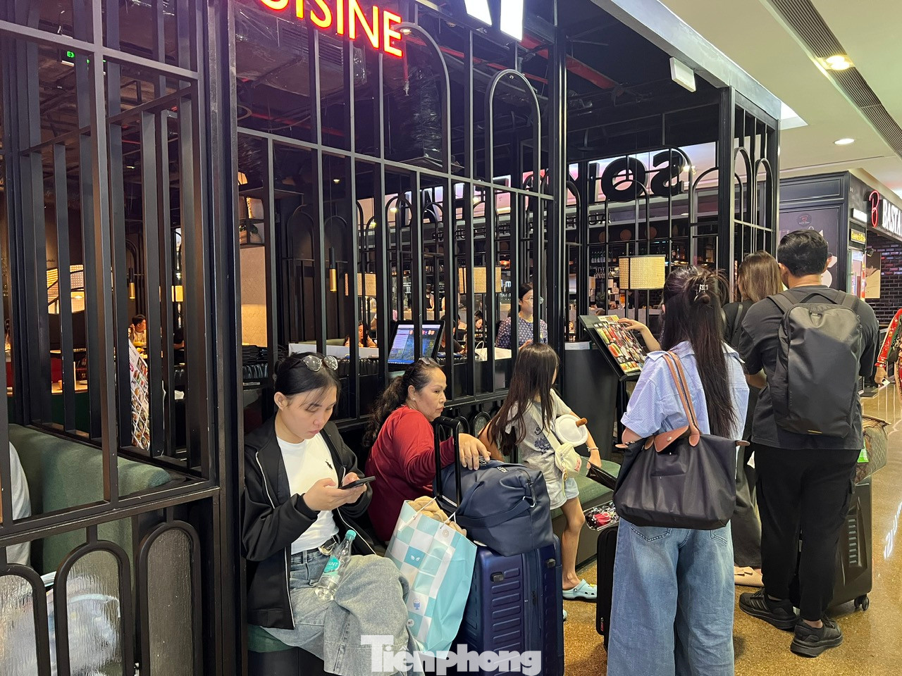 Nhiều khách chờ đợi bên ngoài để chờ có bàn trống. Dẫu vậy, không ai tỏ ra khó chịu và luôn vui vẻ. "Món ăn ngon, chất lượng, giá cả phải chăng... là điều khiến chúng tôi rất hài lòng" - chị Nhung (ngụ quận Bình Tân) khẳng định.