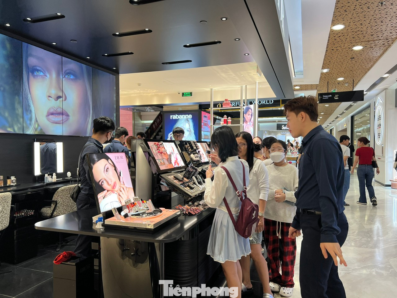 Trong khi chờ đợi được phục vụ ăn uống, các nữ khách hàng tranh thủ mua sắm. Dịp này, các thương hiệu mỹ phẩm, quần áo, giày dép... đều có các chương trình giảm giá đến 50% cho khách hàng nữ.