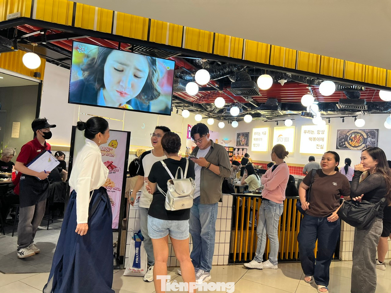 Nhân viên quán ăn tăng công suất phục vụ 100% nhưng vẫn không xuể vì khách đến càng lúc càng đông. "Chiều tối nay và ngày mai, khách sẽ còn đến nhiều hơn. Chúng tôi cố gắng phục vụ nhanh nhất có thể để các "thượng đế" hài lòng" - một nhân viên quán ăn chia sẻ.