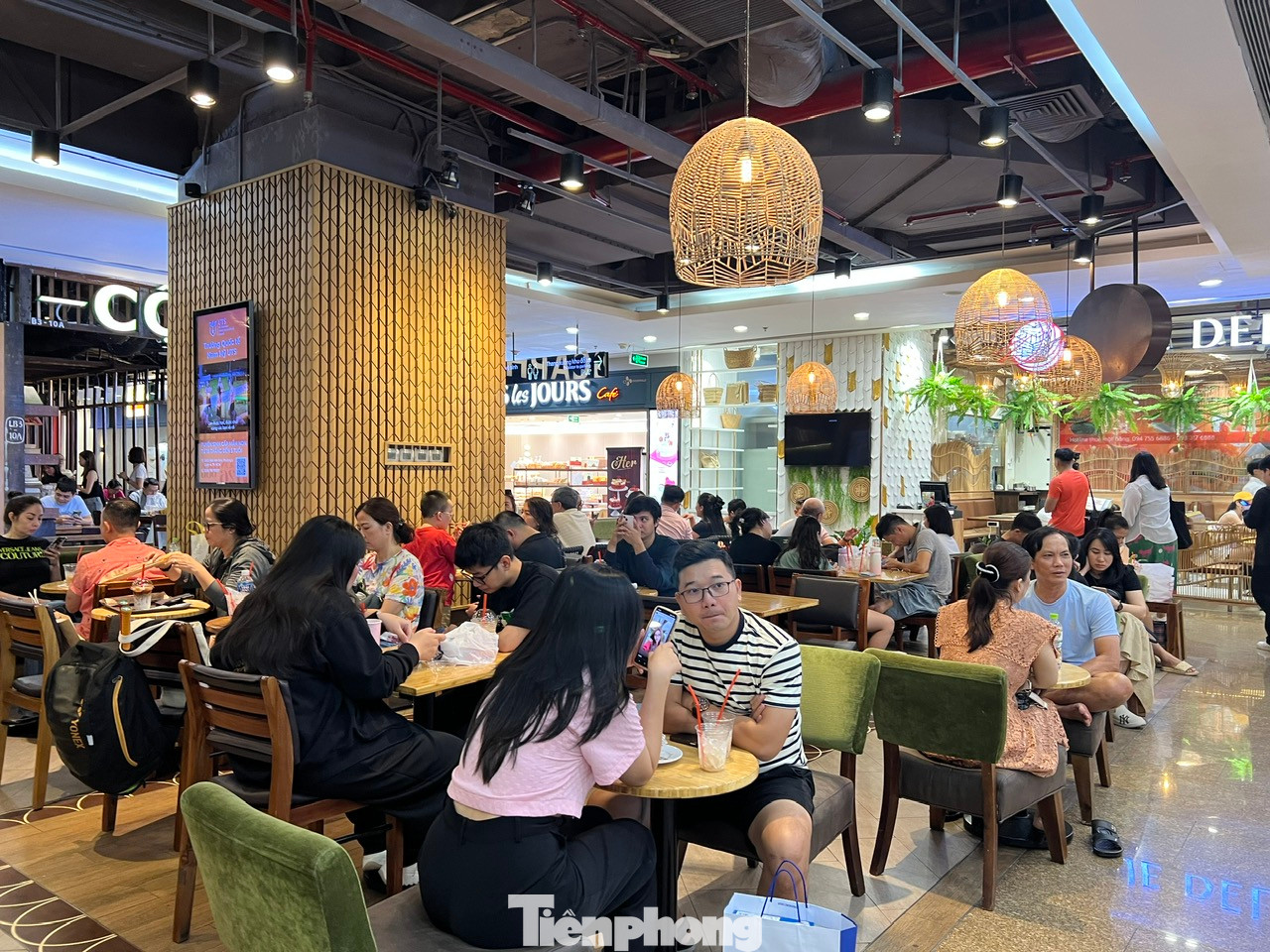 Các quán cà phê ở trung tâm thương mại gần như luôn kín chỗ. Khách thường đi theo nhóm gồm các gia đình, những bạn trẻ là học sinh - sinh viên... "Hôm nay cuối tuần lại nhằm vào dịp lễ nên khách luôn đông ngay từ khi quán vừa mở cửa phục vụ" - bạn Hạnh, nhân viên một tiệm cà phê nói.