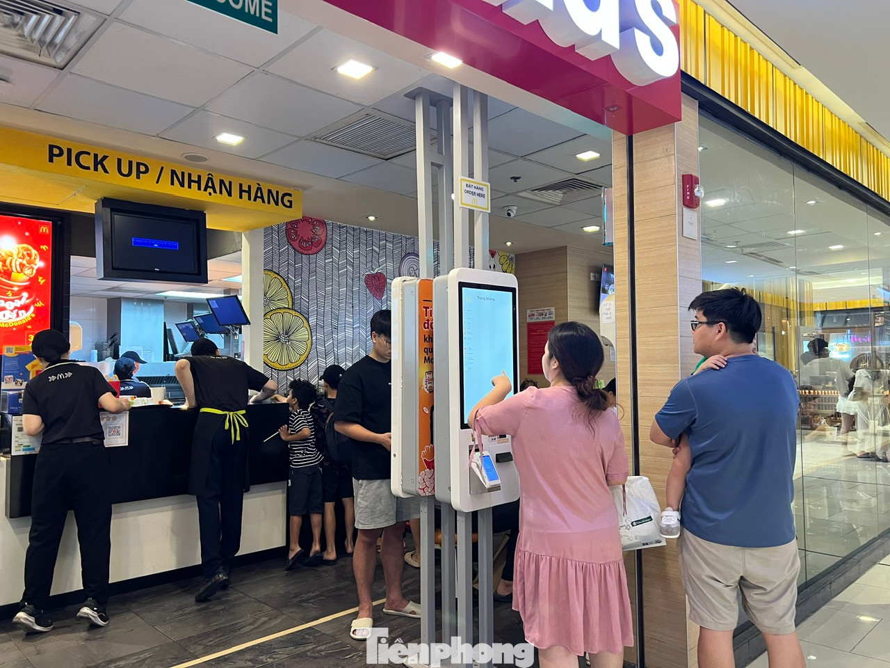 Đặt món online trước khi có chỗ ngồi.