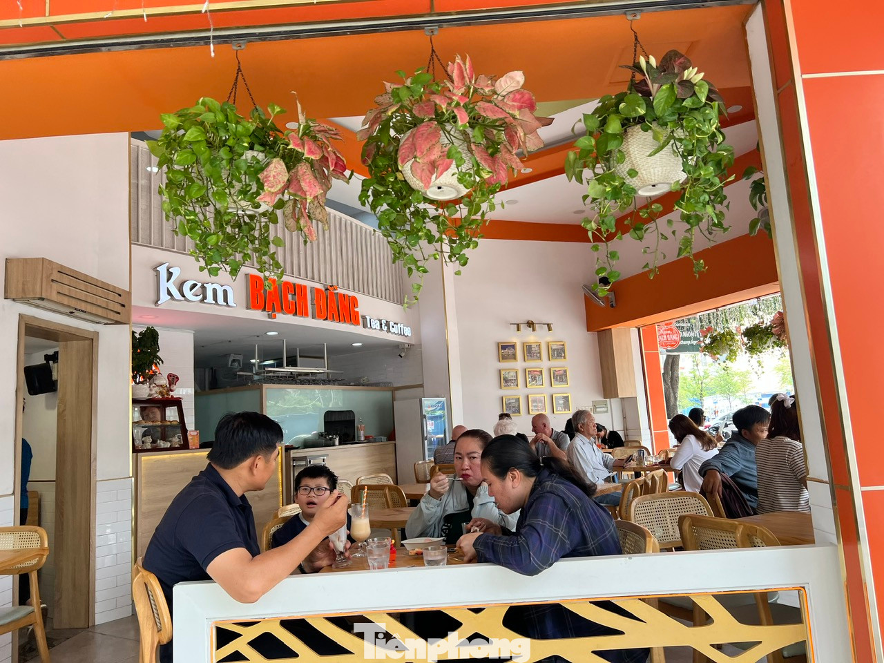 Một tiệm kem nổi tiếng ở TPHCM kín khách