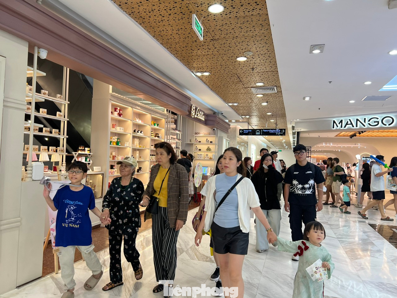 Trưa 8/3, tại nhiều Trung tâm thương mại ở quận 1 tấp nập người dân TPHCM, du khách đến vui chơi nhân ngày Quốc tế Phụ nữ. "Sáng nay tôi đưa vợ con đến phố đi bộ Nguyễn Huệ để dạo chơi, chụp ảnh, đến trưa vào trung tâm thương mại để ăn uống, nghỉ ngơi. Ngoài trời đang nắng nóng nên rất nhiều người chọn trung tâm thương mại, các siêu thị lớn để kỷ niệm ngày Quốc tế phụ nữ" - anh Nguyễn Huy (ngụ quận 3) chia sẻ.