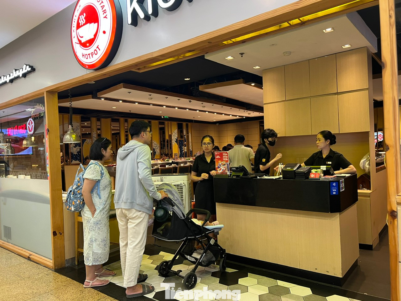 Các gia đình trẻ thường chọn trung tâm thương mại, nhà hàng để ăn mừng dịp lễ 8/3 vì sự tiện nghi, nhiều dịch vụ tích hợp.