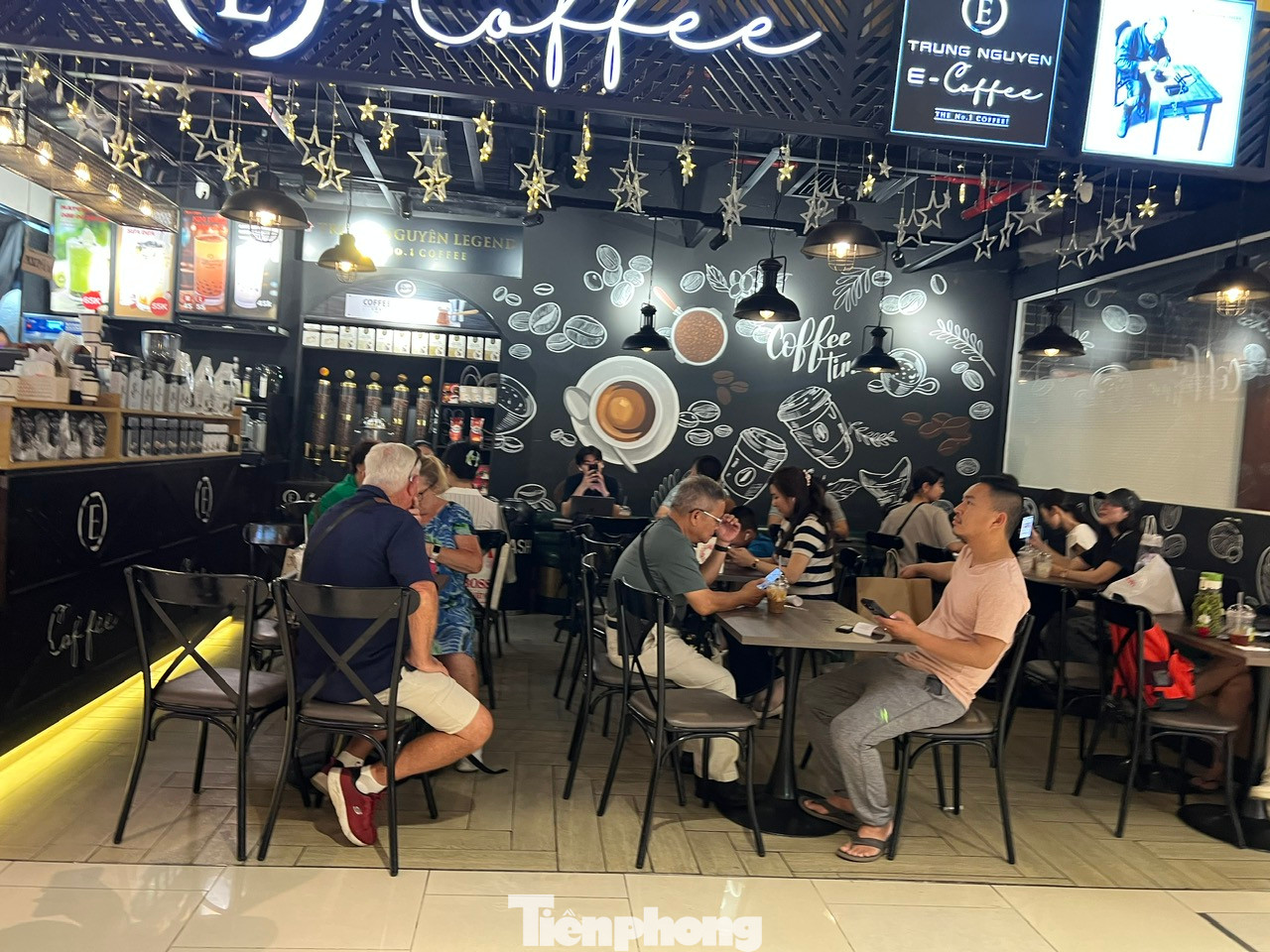 Hàng quán trong ngày Quốc tế Phụ nữ 8/3 có nhiều chương trình ưu đãi, giảm giá dành riêng cho phái đẹp như tặng quà, giảm giá lên tới 50%...