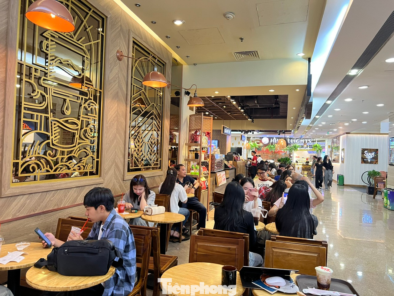 Không ít bạn trẻ tranh thủ đến trước để... xí chỗ, chờ các bạn đến sau. "Hôm nay mình có hẹn với nhóm bạn đến quán cà phê để gặp gỡ, trò chuyện. Do một số doanh nghiệp vẫn còn làm việc trong buổi sáng thứ Bảy nên chưa đến kịp, mình có thời gian hơn nên đến sớm "xí chỗ" chờ các bạn. Vì buổi trưa khách đến rất đông nên mình phải tranh thủ" - bạn Nguyễn Hiền (27 tuổi, nhân viên văn phòng) vui vẻ nói.