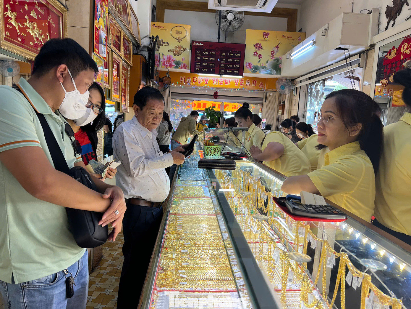 Vàng lên giá ở chiều mua vào hơn 91 triệu đồng/lượng, nhiều người nhanh chóng bán vàng chốt lời Vàng lên giá ở chiều mua vào hơn 91 triệu đồng/lượng, nhiều người nhanh chóng bán vàng chốt lời