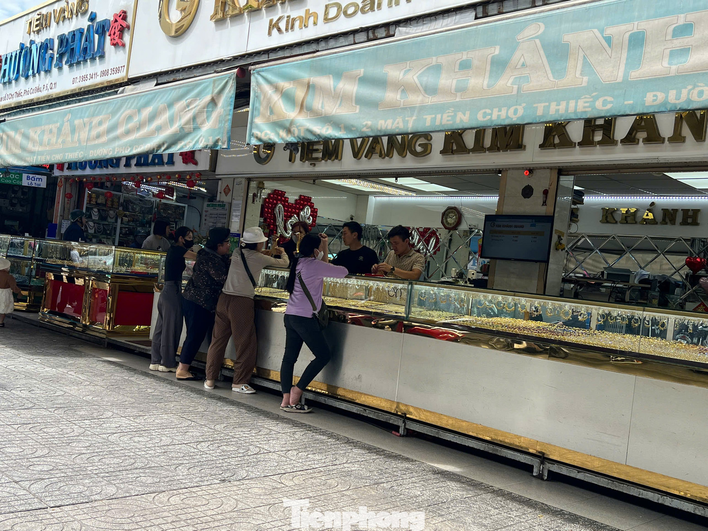 Trong khi đó, khu vực chuyên doanh vàng, phố vàng bạc ở TPHCM khá vắng khách. Nơi đây chủ yếu bán vàng trang sức là chính Trong khi đó, khu vực chuyên doanh vàng, phố vàng bạc ở TPHCM khá vắng khách. Nơi đây chủ yếu bán vàng trang sức là chính