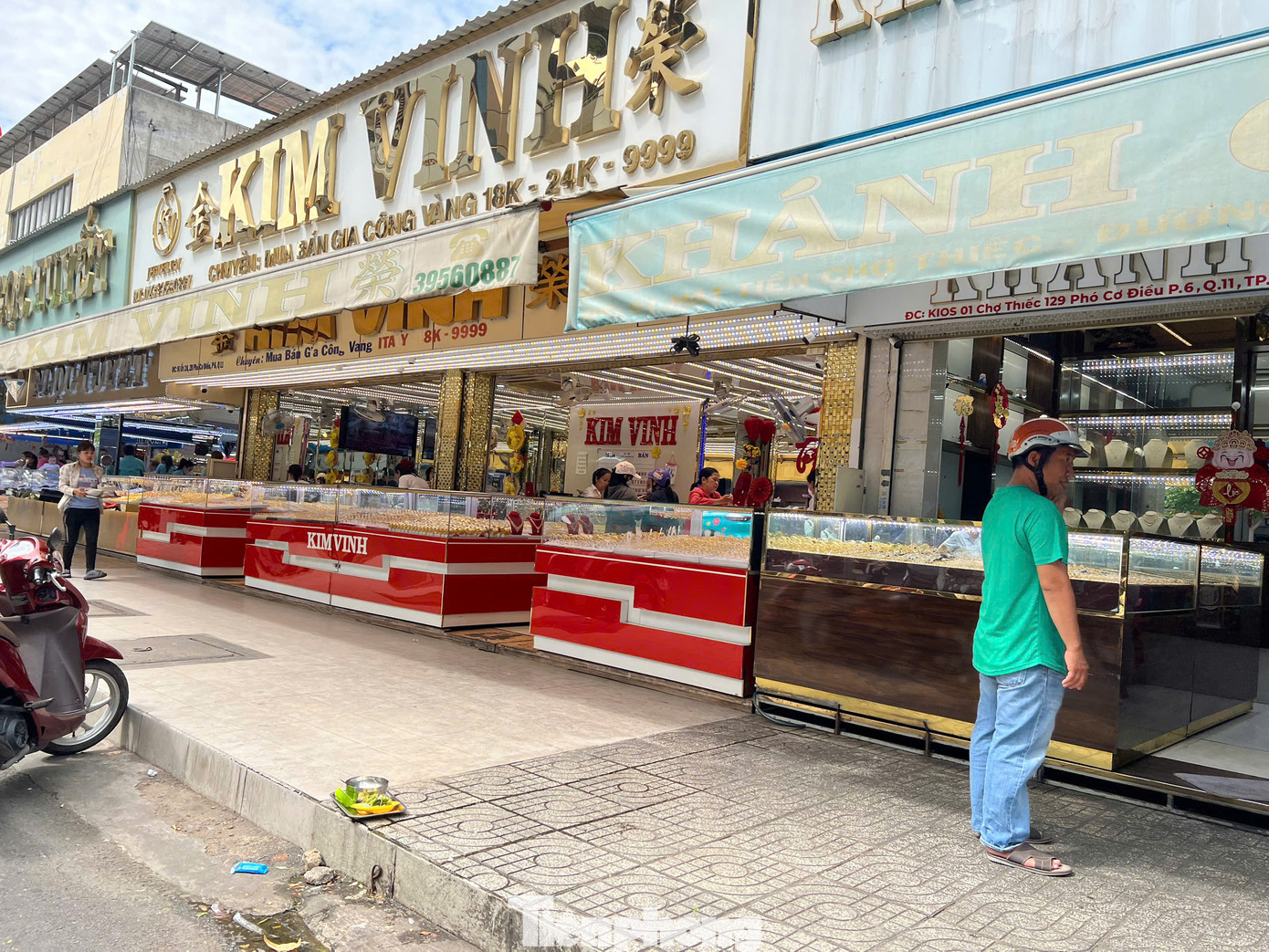 Trong khi đó, khu vực chuyên doanh vàng, phố vàng bạc ở TPHCM khá vắng khách. Nơi đây chủ yếu bán vàng trang sức là chính Trong khi đó, khu vực chuyên doanh vàng, phố vàng bạc ở TPHCM khá vắng khách. Nơi đây chủ yếu bán vàng trang sức là chính