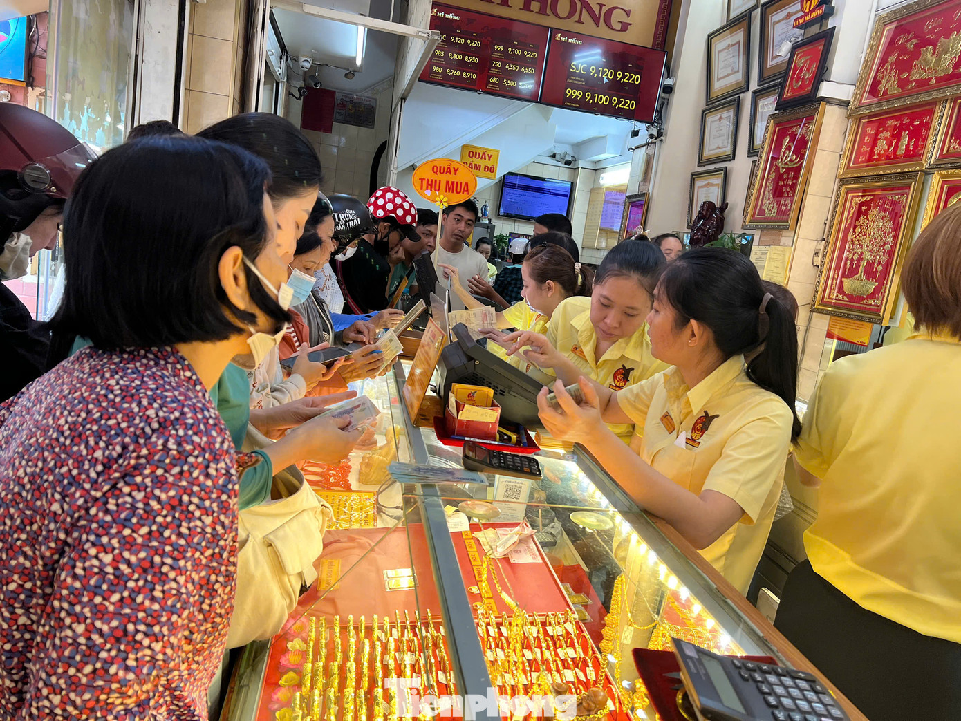 Quầy thu mua tại một tiệm vàng ở TPHCM tấp nập khách, nhiều người cầm sẵn căn cước công dân, hóa đơn mua vàng để chờ bán vàng Quầy thu mua tại một tiệm vàng ở TPHCM tấp nập khách, nhiều người cầm sẵn căn cước công dân, hóa đơn mua vàng để chờ bán vàng