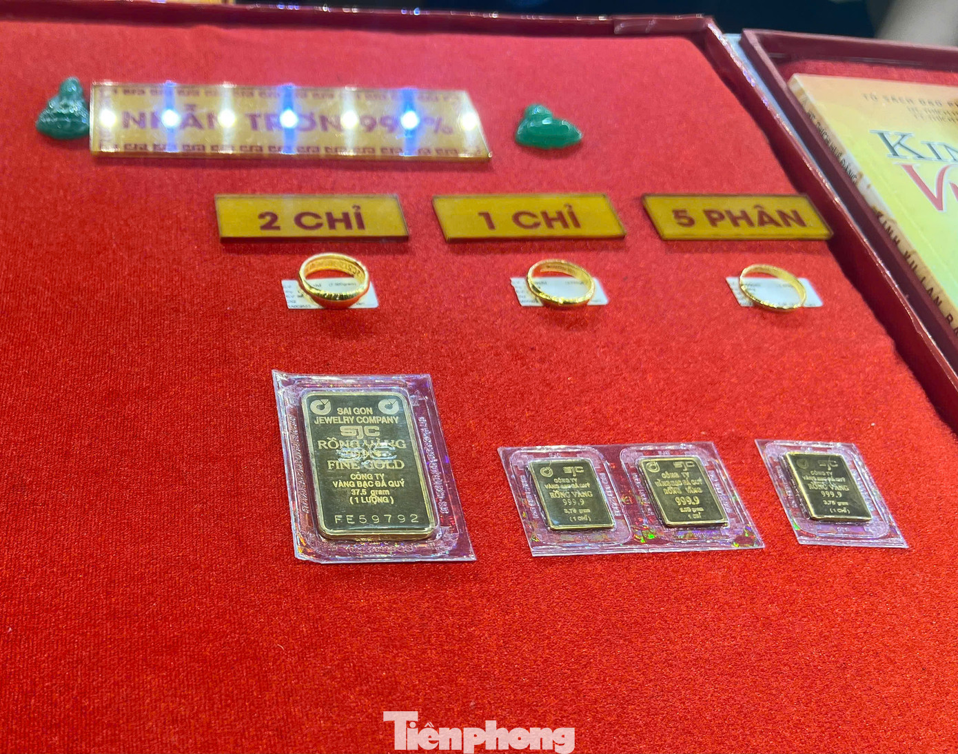 Có đầy đủ các loại vàng miếng SJC, vàng nhẫn nhưng lượng khách mua khá ít bởi giá lên kịch trần, hơn 92 triệu đồng/lượng Có đầy đủ các loại vàng miếng SJC, vàng nhẫn nhưng lượng khách mua khá ít bởi giá lên kịch trần, hơn 92 triệu đồng/lượng